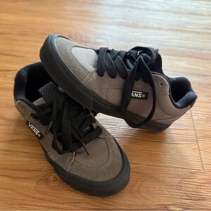 VANS Gray & Black Skate Shoes – Women’s 7 (EU 37)